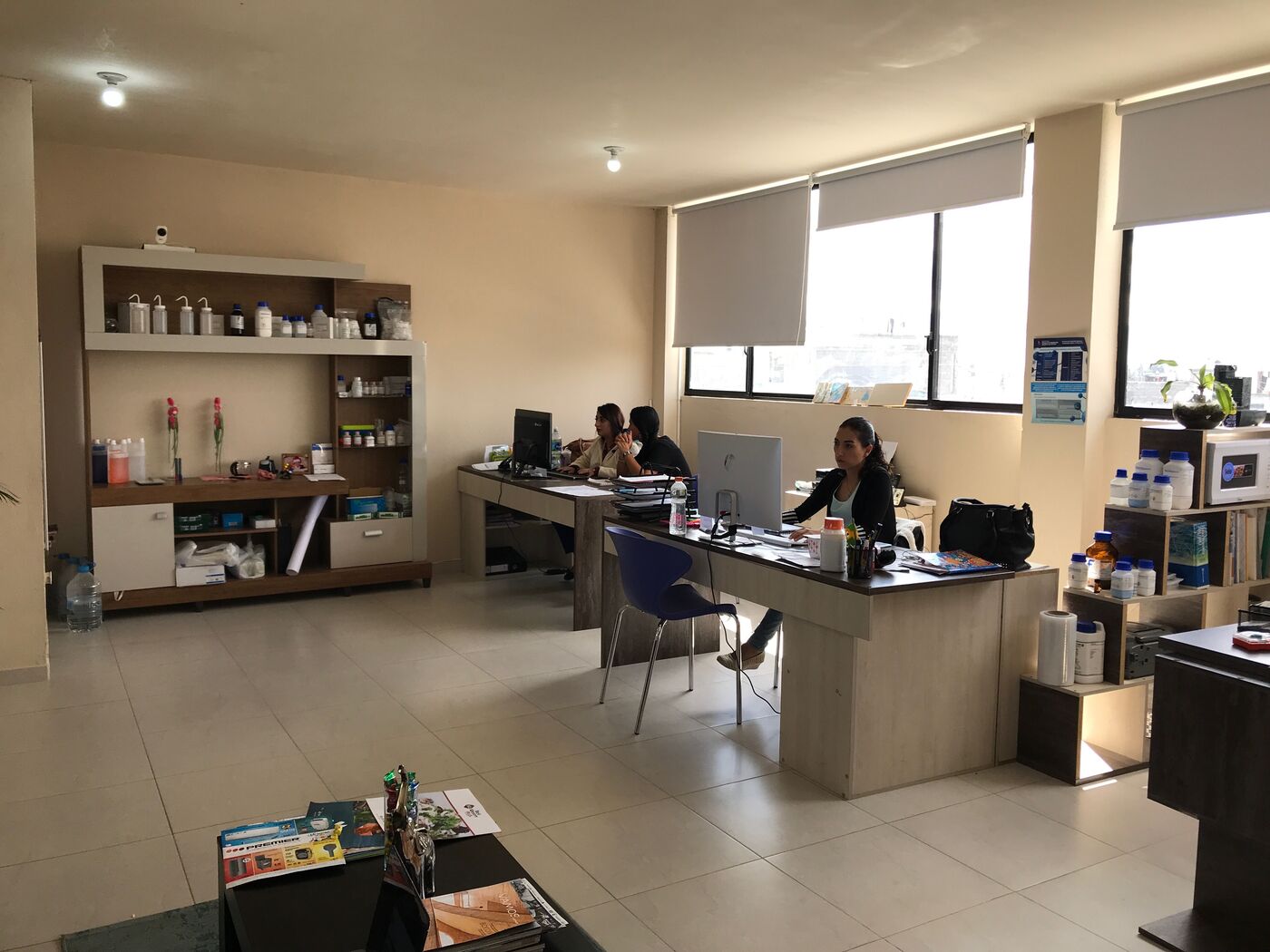 Equipo de AP Solutions EC trabajando en oficina de Quito